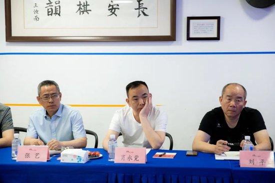 【】玩抢抵擋僵屍的戏盘進攻